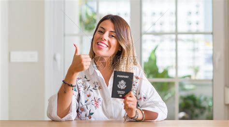 年轻漂亮的女人拿着美利坚合众国护照高清图片下载-正版图片505456887-摄图网