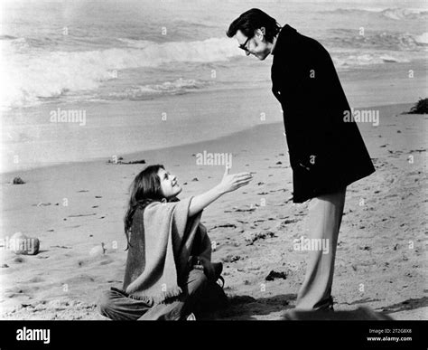 Meg Foster, Laurence Harvey, am Set des Films „Welcome to Arrow Beach ...