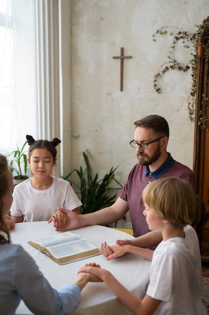 People praying together side view | Free Photo