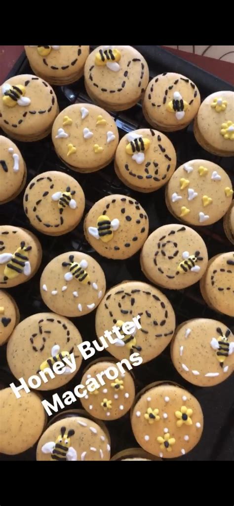 Tried my hand at royal icing! Honey butter macarons 🐝 : r/macarons