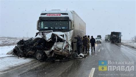 Внедорожник разорвало между двумя грузовиками на трассе под Волгоградом ...