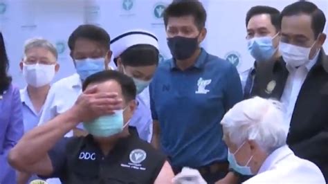 泰国副总理注射中国疫苗：扎针时捂眼睛，之后摆出“V”字手势_凤凰网视频_凤凰网