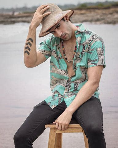 7 Stylish Ways to Wear Printed Shirts for Men's - Firangi Yarn