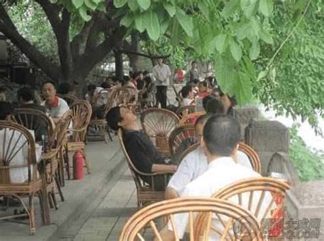 中国最“懒”的城市，打牌喝酒喝茶成了当地人三点一线的生活|成都|当地人|喝茶_新浪新闻