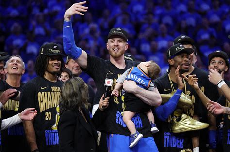 Vom Nowitzki-Fan zum Champion: Hartensteins Weg zum NBA-Titel | 1&1