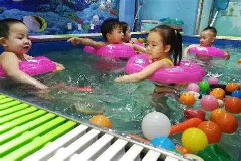 长春市全民健身活动中心游泳馆进行救生员专业技能和救护演练