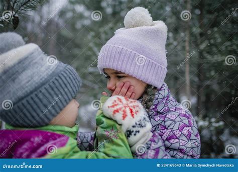 冬天在森林里行走时，家里的女孩用冻手呼吸取暖 库存图片. 图片 包括有 å ¦çž‡, å›¢ä½, æ£®æž— - 234169643
