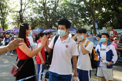 湛江高考首日！这些画面又暖又燃……_澎湃号·政务_澎湃新闻-The Paper