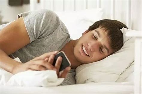 睡前玩手机的危害，如何减少睡前玩手机的时间？_腾讯新闻