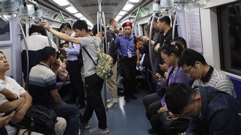 北京地铁劝乘客遵守“禁食”新规 管理员：极少人不配合|管理员|乘务|乘客_新浪新闻