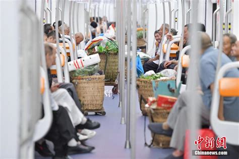 3月14日，江苏南京。一乘客在南京地铁上喝牛奶被开罚单引热议。15日，地铁客服回应称，地铁里规定禁止饮食_腾讯视频