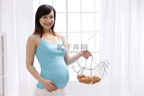 孕妇拿着一筐鸡蛋高清摄影大图-千库网