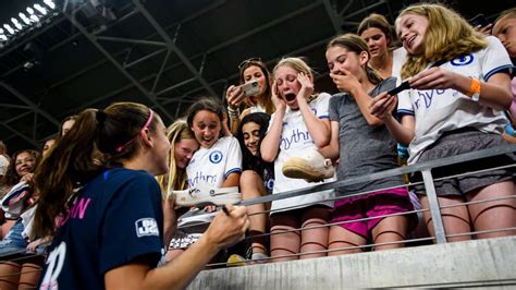 Alex Morgan posts sweet photo with young San Diego Wave fans - ESPN