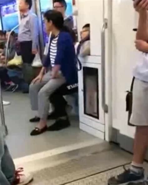 南京地铁上一小伙不肯让座 大妈一屁股坐他腿上 - 搜狐视频