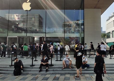 苹果iPhone11发售 北京苹果实体店外果粉排队等候