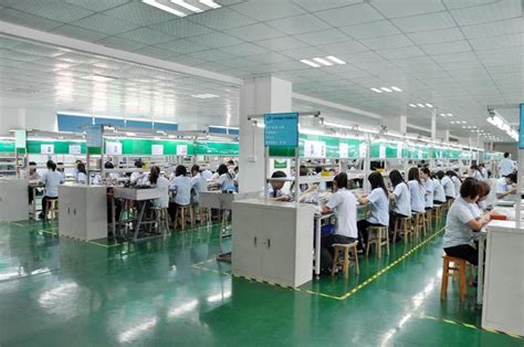 在深圳几万人的电子厂上班，厂妹就是多。在饭堂搭讪厂妹找到女朋友