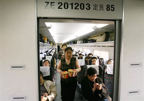坐火车别吃泡面了，这5种食物才适合在火车上吃，携带方便又扛饿 - 知乎
