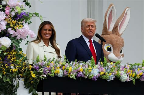 Lecture et sourires, Melania Trump de passage à la Maison-Blanche pour ...
