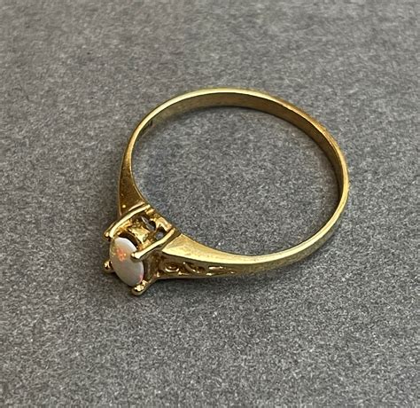 10 karat Gold Ring with Opal.