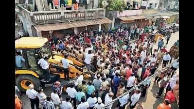 SMC team not allowed to severe water connections in Pandesara | Surat ...