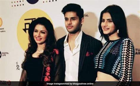 भाग्यश्री ने देखी बेटे अभिमन्यु की डेब्यू फिल्म, बेटी अवंतिका ग्लैमरस ...