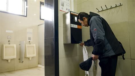 北京封控区公厕禁令：不许两人同时如厕 | 北京疫情 | 奇葩防疫 | 厕所禁令 | 新唐人电视台