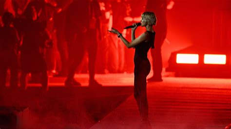 Angèle sublime la cérémonie des JO de Paris avec un carré court et sa ...