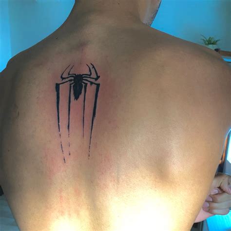 Spider tattoo on back | Tatouage spiderman, Tatouage pour hommes, Style ...