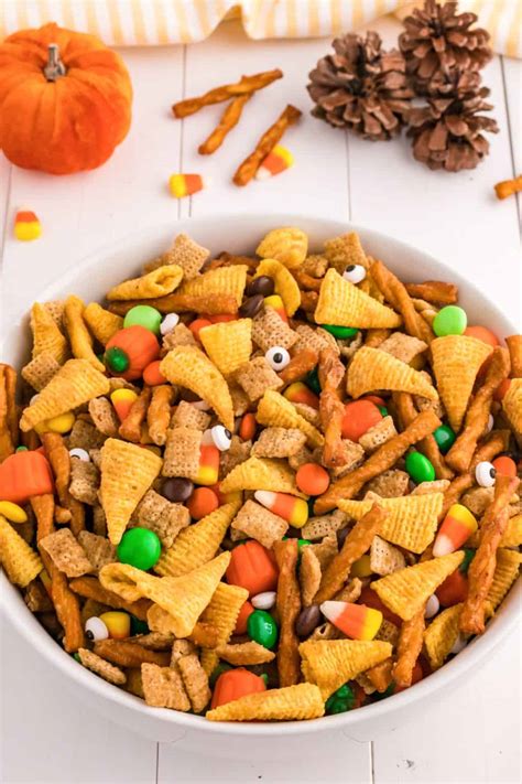 Easy Halloween Snack Mix {Chex Mix Recipe} | 365 Days of Baking