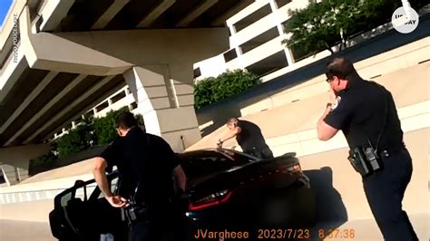 Texas police apologize for pulling gun on family in traffic stop