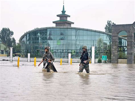 Rescue efforts continue despite death of Sepoy Balbir Singh - Army ...