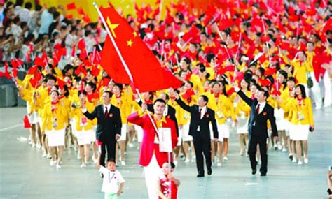 “西红柿炒鸡蛋”入场服火了！ 中国队竟然穿了三届奥运 - 中国日报网