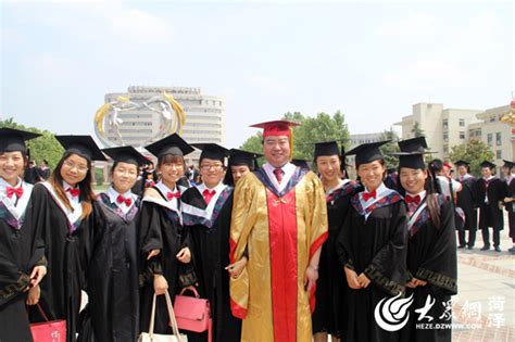 菏泽校区（分院）举行2023届毕业典礼暨学位授予仪式