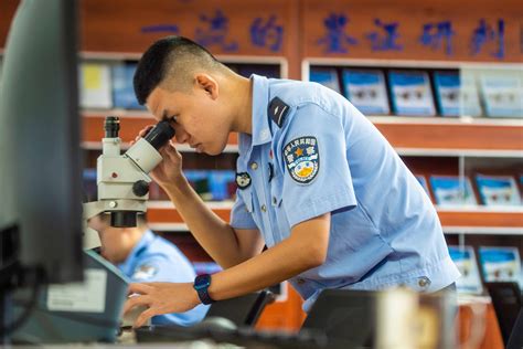 海口边检总站两民警获评全国移民管理系统“百名岗位建功新警标兵”