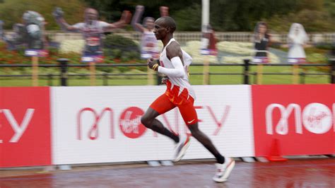 How Fast Is Eliud Kipchoge? This Treadmill Keeps His Pace - The New York Times