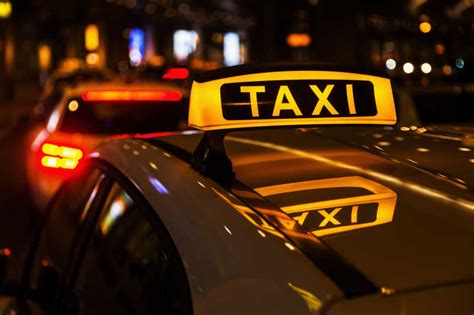出租车图片-城市路边的黄色出租车素材-高清图片-摄影照片-寻图免费打包下载