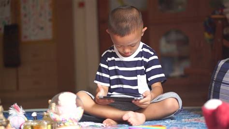 Playing Computer Clip 的图像结果