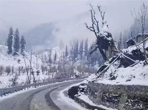Kashmir welcomes season's first snowfall: Gulmarg, Pahalgam transform ...