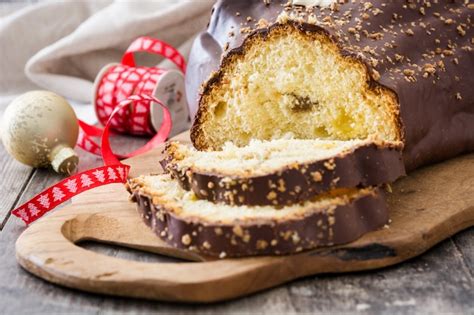 Chocolate yule log christmas cake on wooden | Premium Photo
