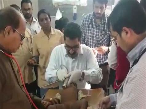 बाळाची गळणारी लाळ थांबवण्यासाठी फिरवलेला जिवंत मासा अन्ननलिकेत अडकला ...