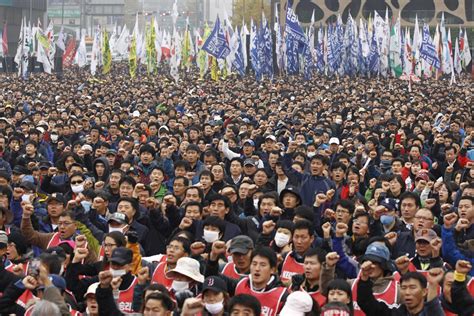 韩国百万人示威 再次要求朴槿惠下台 - 娱乐动态 - 华网