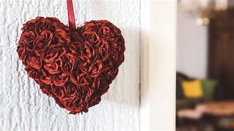 Download wallpaper 2560x1440 heart, roses, petals, red, white ...