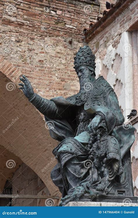 Statue of Pope Julius III at Cathedral of Perugia, Umbria Stock Photo ...