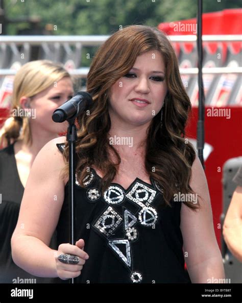 Kelly Clarkson Performs Live 的图像结果