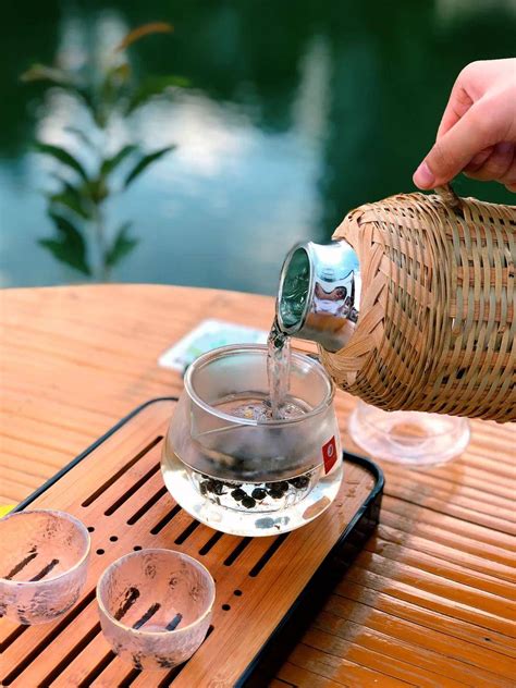 福州一家大众茶馆，在防空洞里，在湖边，在树荫下，看书喝茶。_黎明湖_公园_福建