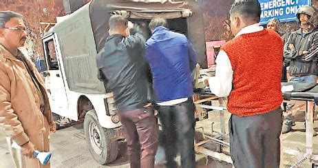 स्ट्रेचर पर रिम्स की व्यवस्था ! एक्सीडेंट में घायल की ट्रॉली के इंतजार ...