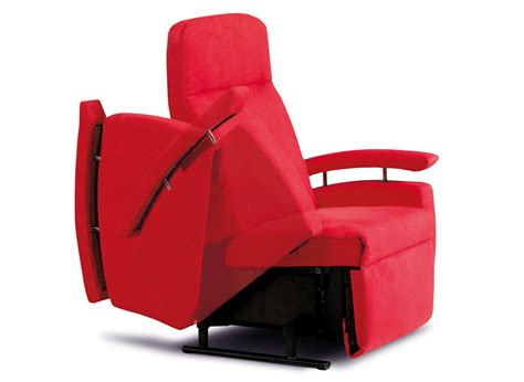 Transferring from wheelchair to armchair | Fitform swiveling side panel