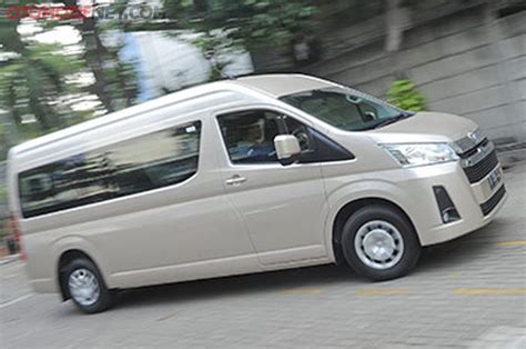 Toyota HiAce Premio, Minibus 5,9 Meter, Bisa Muat Selusin Orang ...