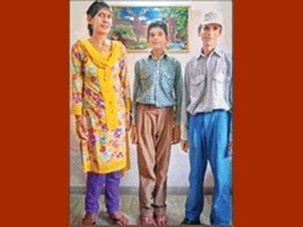 6 फीट 6 इंच ऊंचाई, दुनिया में सबसे ऊंचा, फिर भी मां से छोटा!