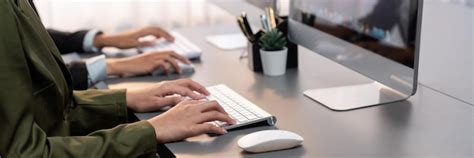 Business Person Working On Computer 的图像结果